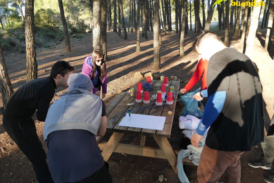 Equipo en una dinámica team building de empresa