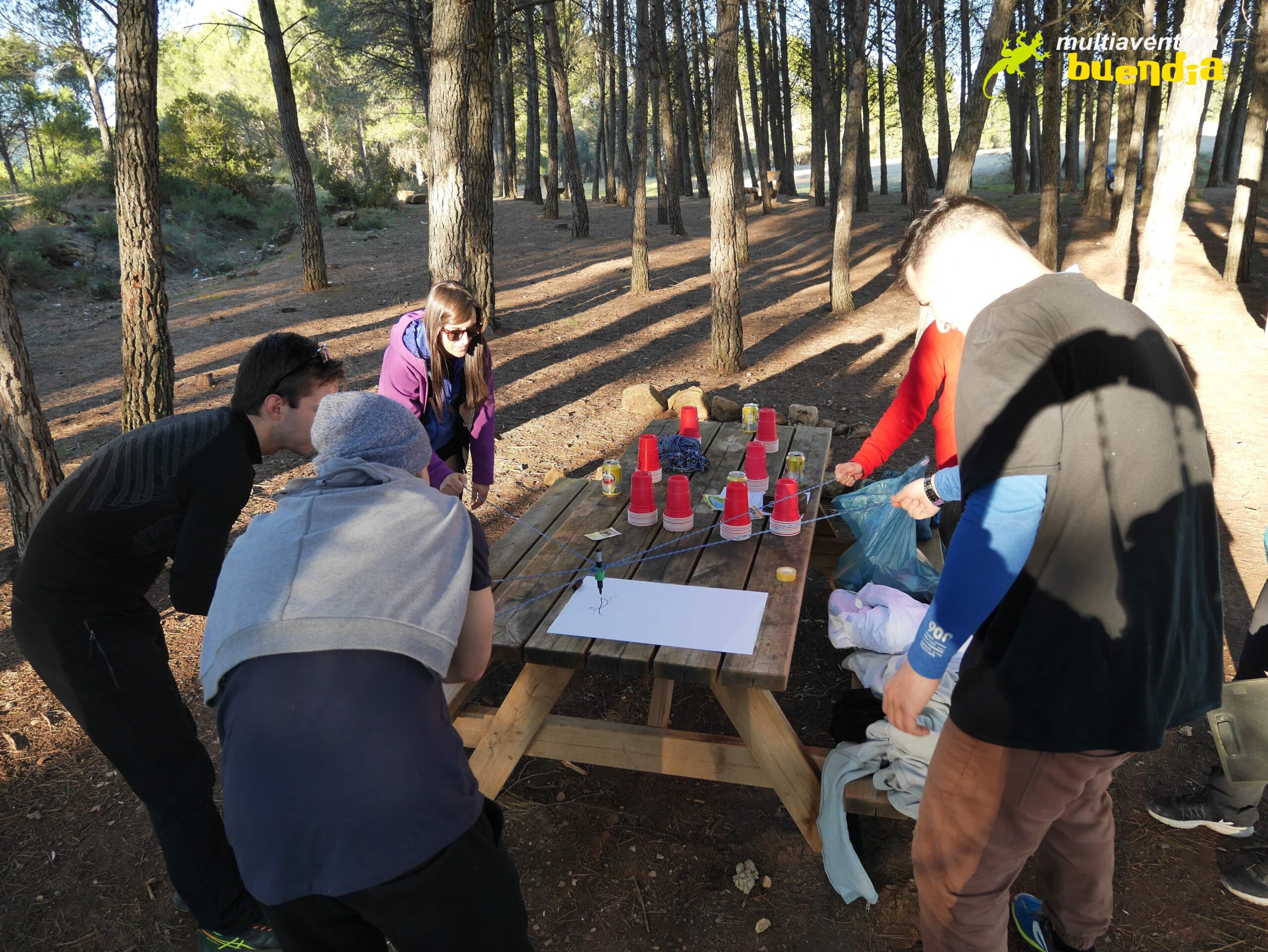 Equipo en una dinámica team building de empresa
